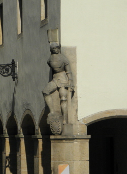 Burggraf Jeschke schaut  auf seine Burg