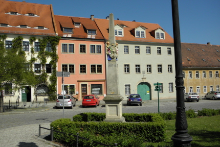 Markt mit Postsäule