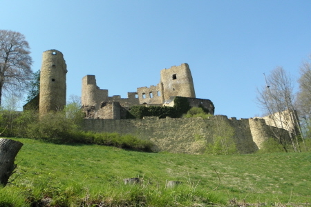 links Wehrturm rechts Wohnturm