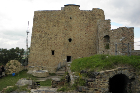 Wohnturm und Brunnen