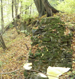 Mauerreste am Eingang zum Burghof