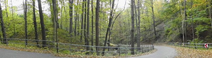 links Rittergut Helfenberg, rechts auf dem Berg lag die ehemalige Burg