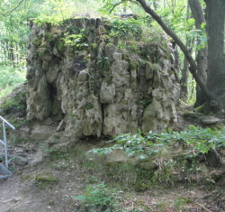 etwa 2 Meter stark war die Mauer