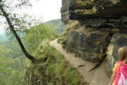 schmales Felsband, der Zugang zur Idagrotte