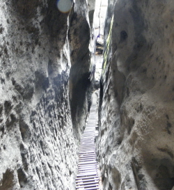 Aufgang zur Oberburg durch Felsspalte