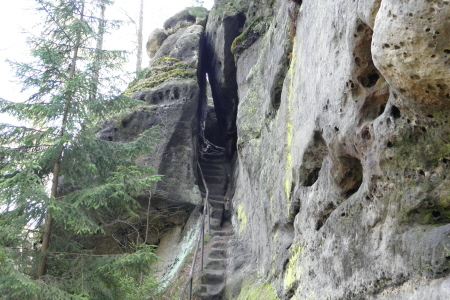 Aufgang durch Felsspalte