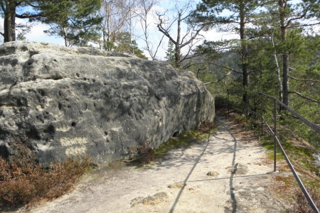 Felssockel des Wohnturms