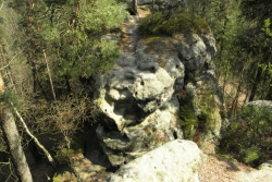Felssporn mit Balkenlager für Wehrgang