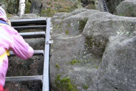 neben der Leiter sind die mittelalterlichen Stufen zu sehen