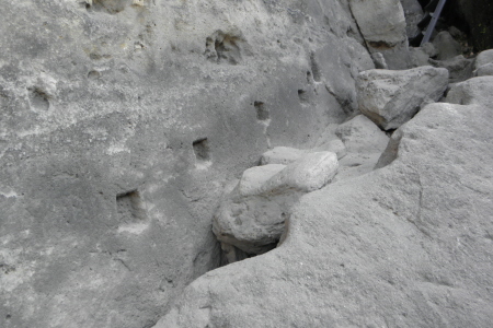 Balkenlager des ehemaligen Burgzugangs