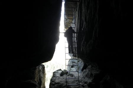 Von der Unterburg geht es dann etwa 6 Meter senkrecht nach oben