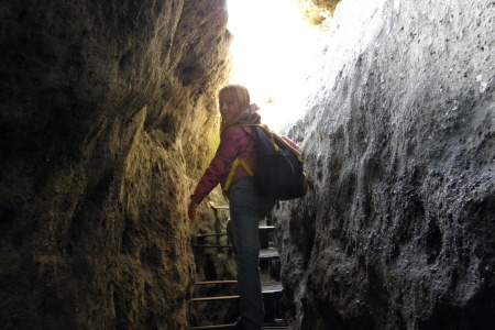 die letzten Meter geht es durch eine enge Felsspalte (Gegenverkehr unmöglich)