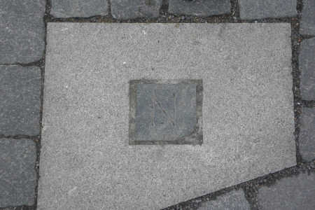 der Napoleonstein im Pflaster vor der Hofkirche